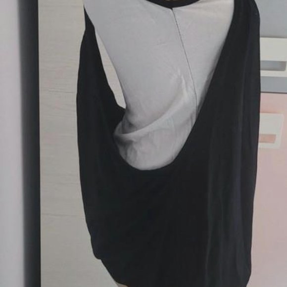 Camiseta doble blanca y negra de tirantes. - Picture 7 of 8